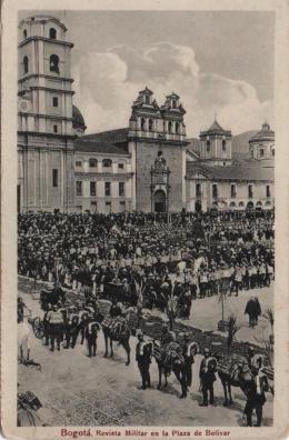 54   -  <p><span class="description">Revista Militar en la Plaza de Bolívar Bogotá ca 1910s</span></p>