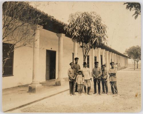 Foto policías con sables frente a casa