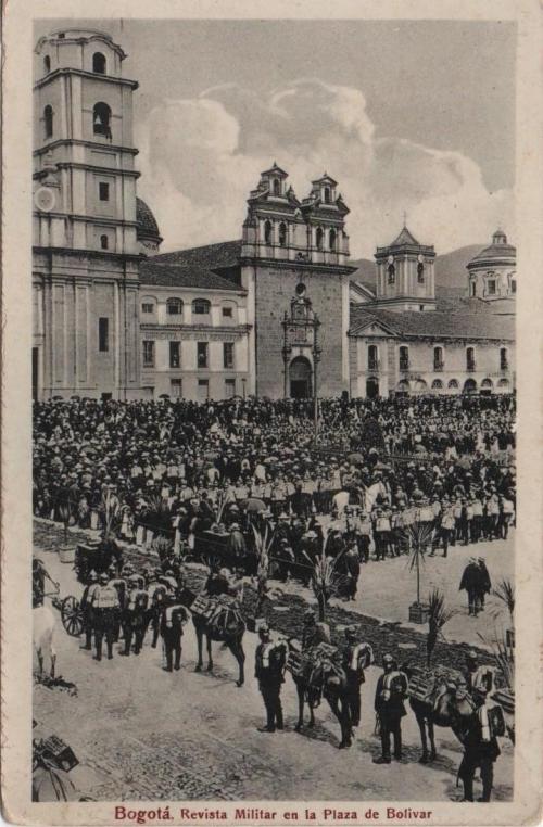 Revista Militar en la Plaza de Bolívar (Bogotá)