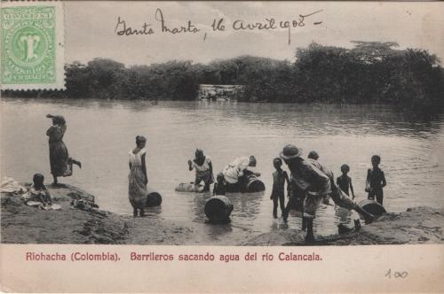 Barilleros sacando agua del río Calancala (Guajira)